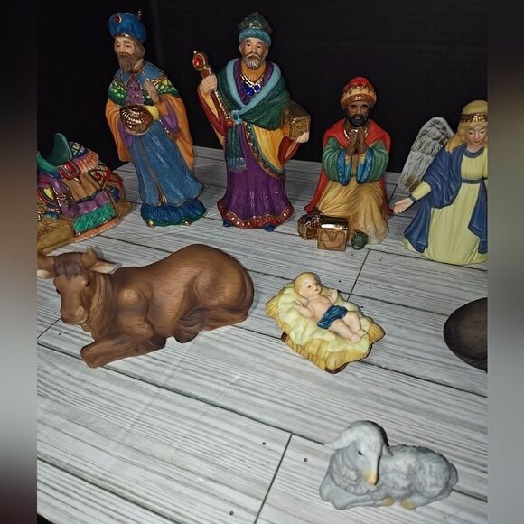 Vintage Traditions 12 Piece Porcelain Holiday Nativity Set Hand Painted #75177 - Picture 10 of 13